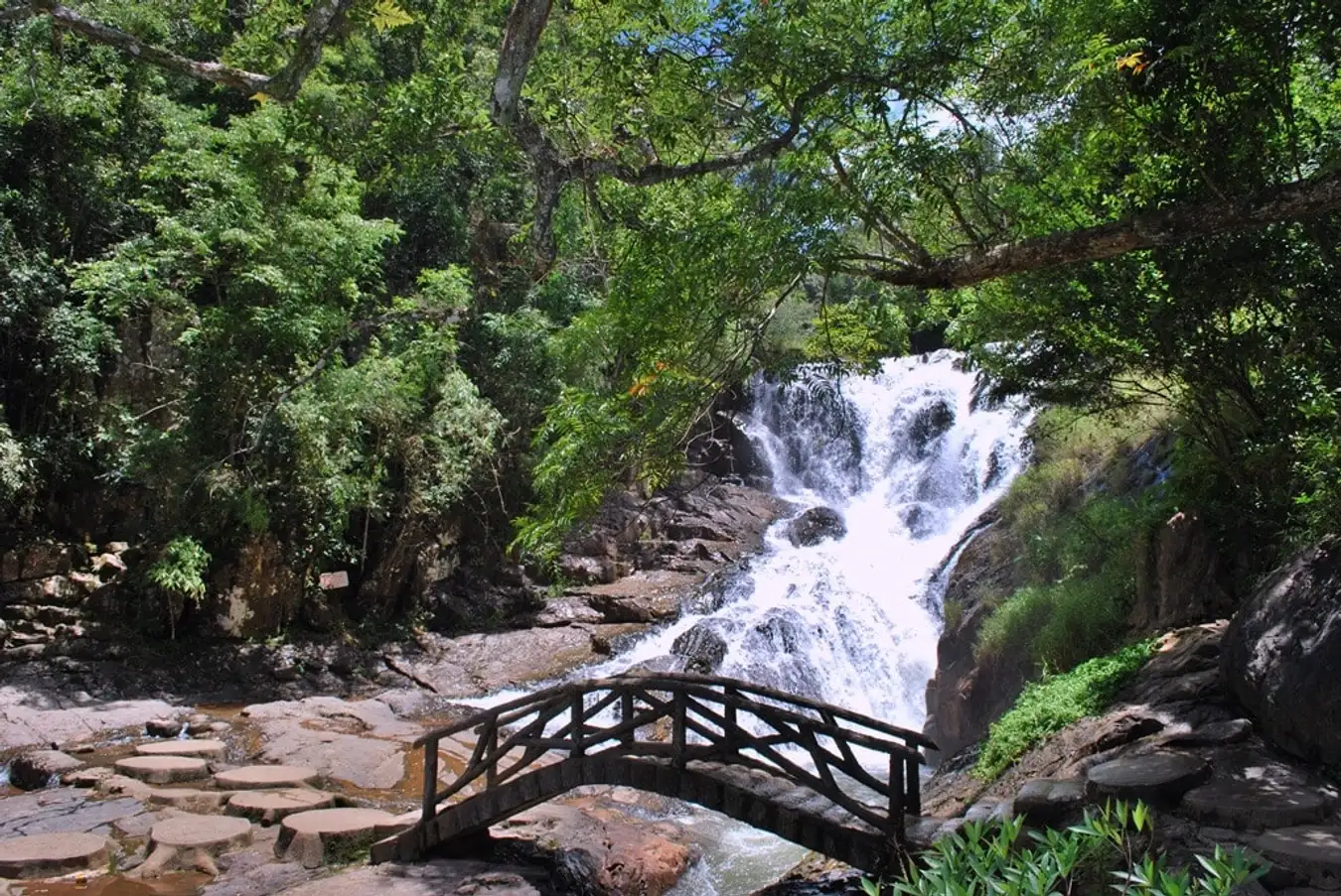 自然が作り出した白い絹の帯はマダグイのエコツーリズム地域への贈り物です