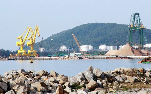 クアンガイのブンクイト湾に到着したときの第一印象は、木々、山、海、空の広大な緑と、輝く砂の白です。