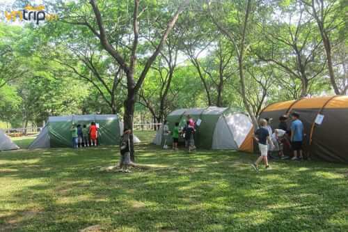 ザンディエン滝の観光地でキャンプ