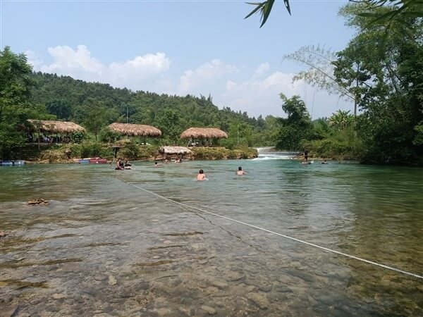 ナムトゥン川は金色の陽光を受けて青く澄んでいます。