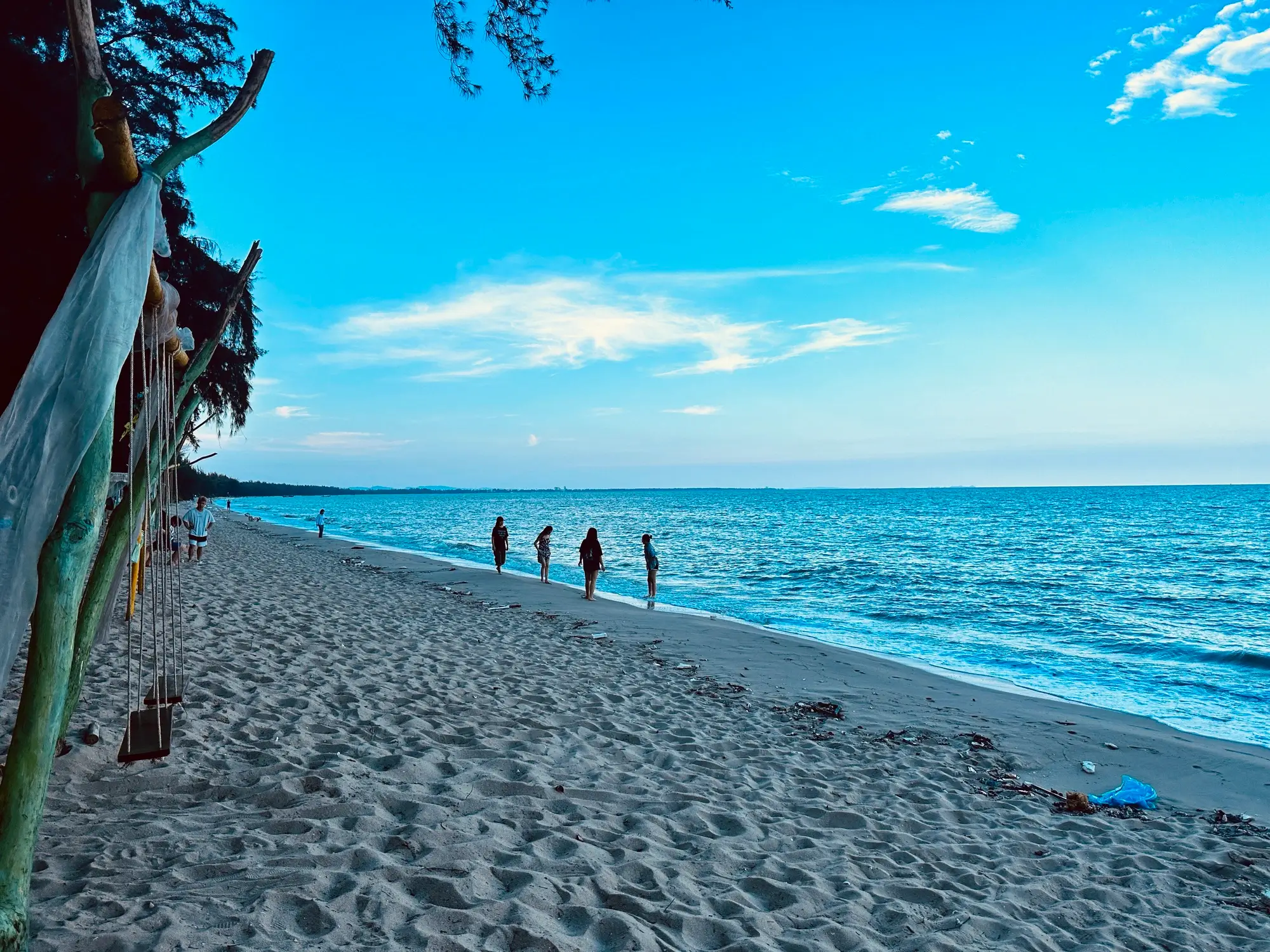 透き通った青い水が広がるトラコビーチ