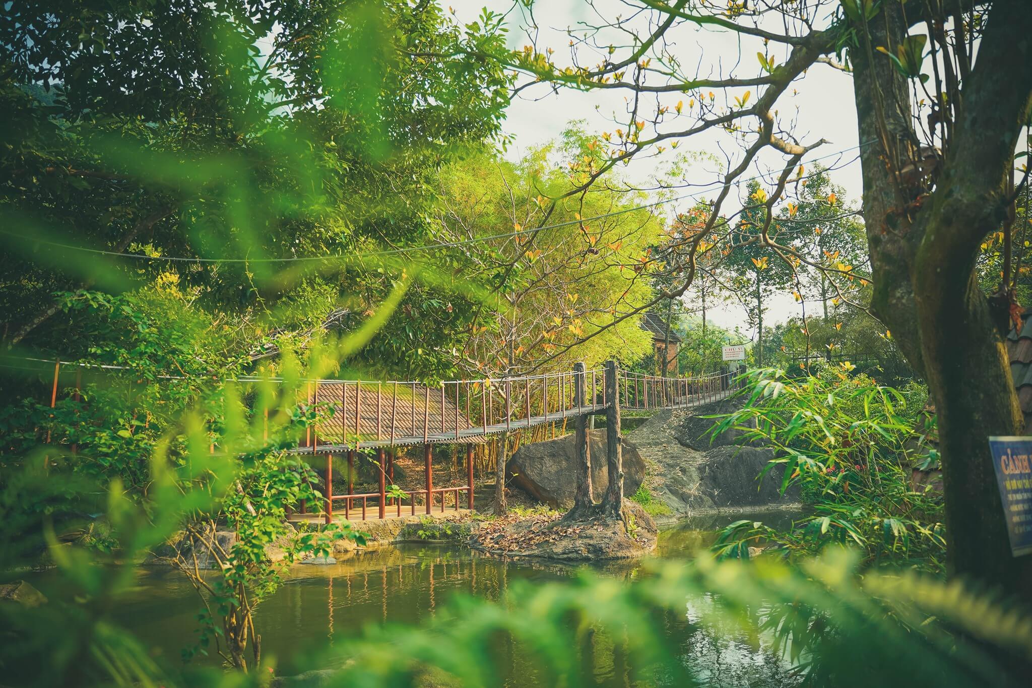Do nơi đây quanh năm khí hậu ở khu du lịch Suối Hoa mát mẻ vì vừa nằm khuất sâu trong rừng vừa có cây cối xung quanh bao phủ nên không gian mát mẻ trong lành