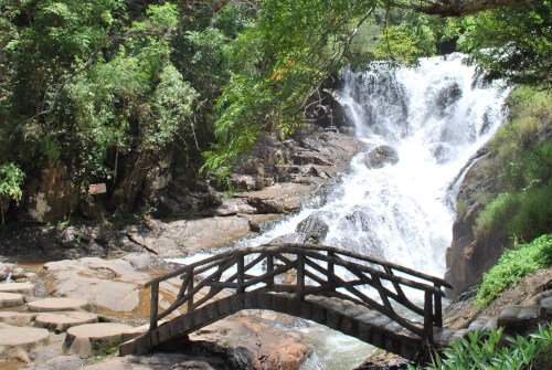 ダラットの有名なダタンラ滝のスリル満点の伝説を発見する