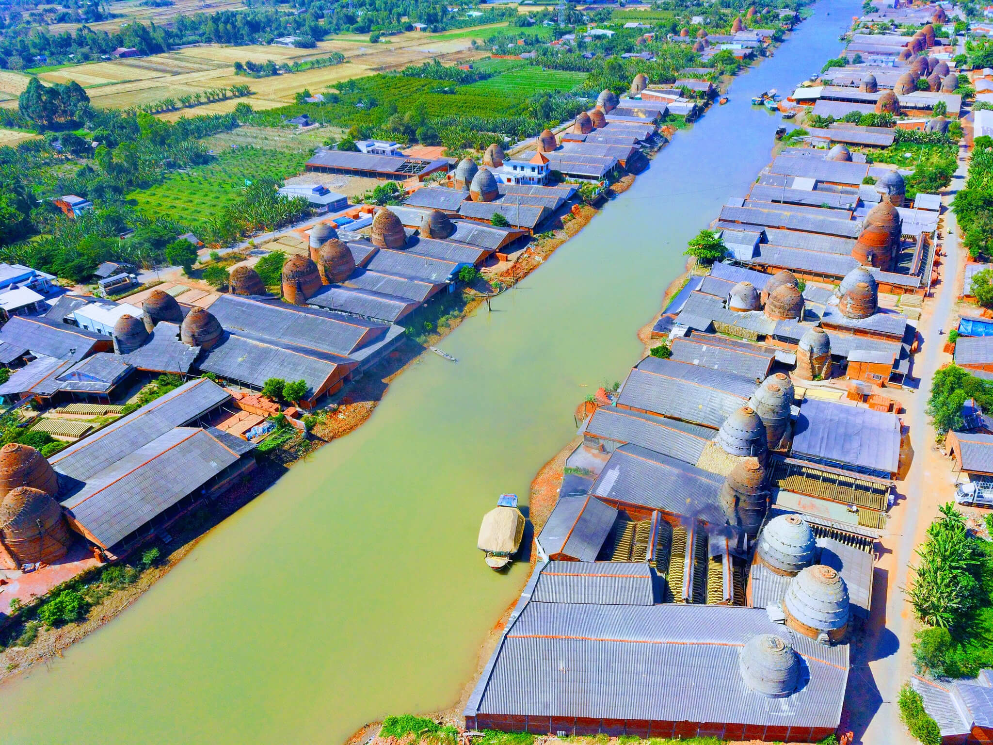 伝統工芸の村であったヴィンロン煉瓦窯は、今では国内外の観光客にとって魅力的な観光地となっています。