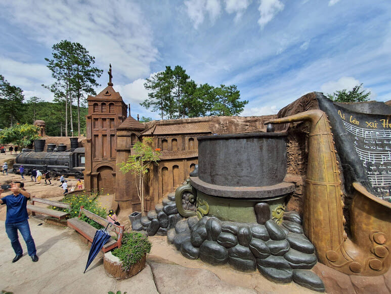 Đường Hầm Điêu Khắc Đà Lạt