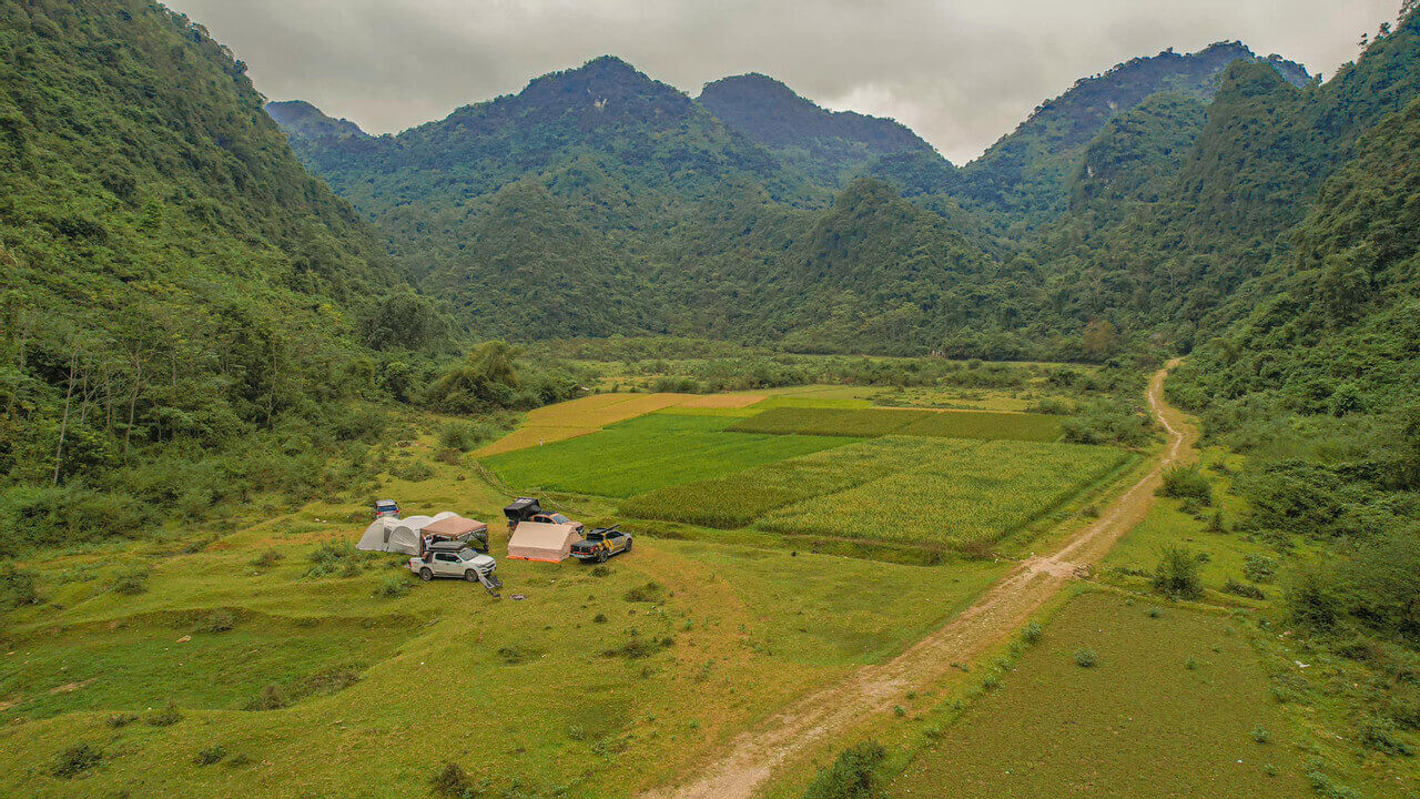 山の洞窟はハノイから170kmにあり、週末には観光客が気分転換のためにキャンプに集まります
