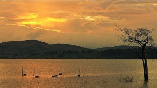 ダイニン湖のロマンチックな夕日
