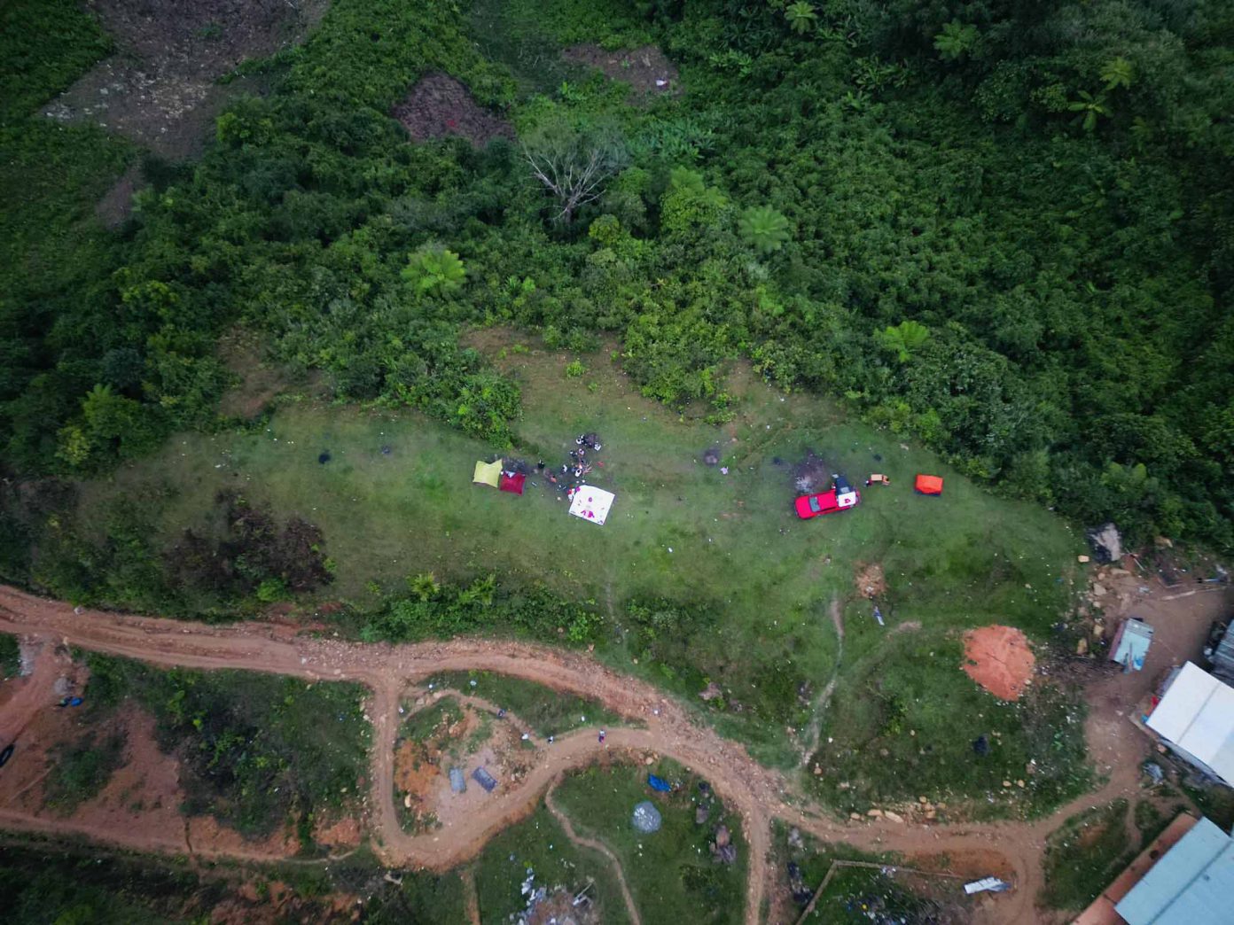クアンナムの山々にあるタクポーの屋根での雲狩りとキャンプ