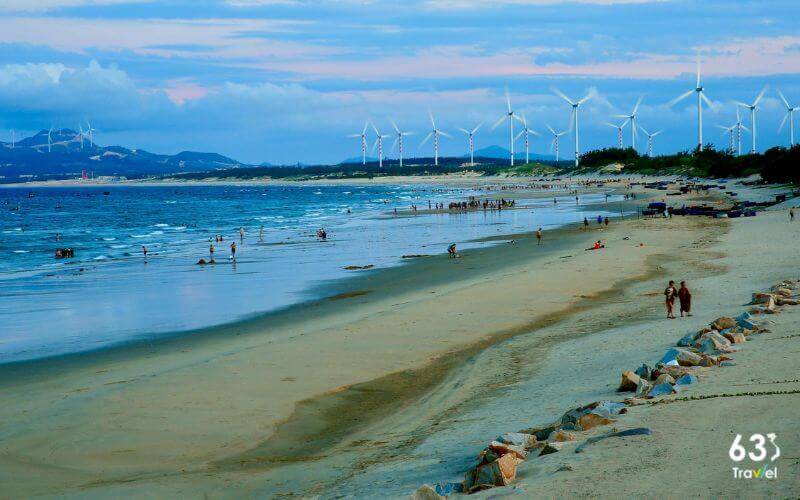 Ngỡ ngàng vẻ đẹp mê hoặc của cánh đồng điện gió Bình Định