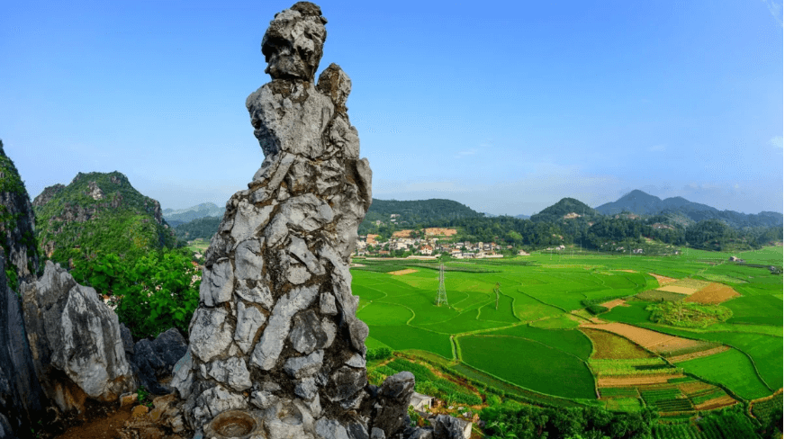 Cảnh đẹp nên thơ của núi Tô Thị.