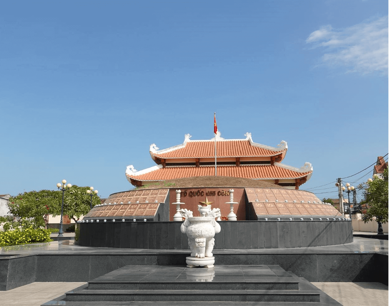 Di tích lịch sử mộ tập thể liệt sĩ sư đoàn  Sao Vàng