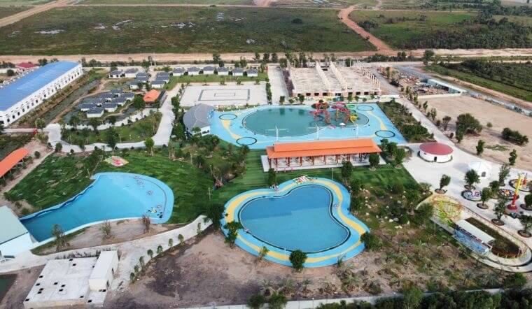 マイ クイン動物園に来ると、木々、小さな丘、未舗装の道路、野生動物がいる本物の自然林に似た空間に連れて行かれるでしょう。