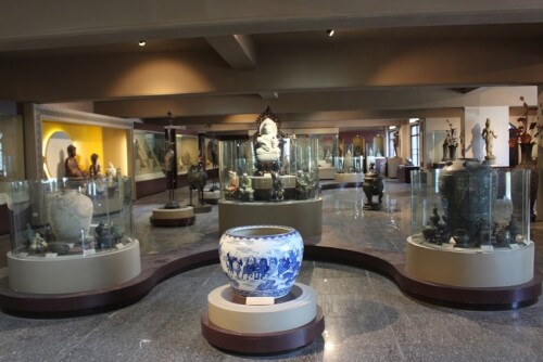 ベトナム初の仏教文化博物館で 500 点の珍しい骨董品を鑑賞