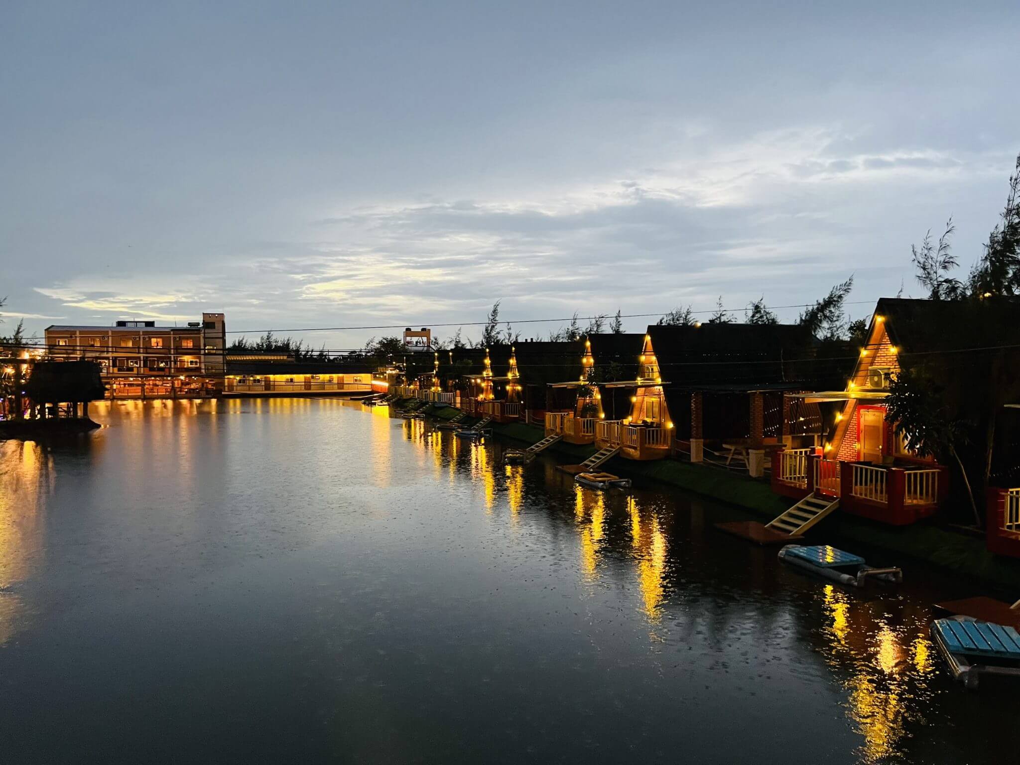 Nằm cách thành phố Hồ Chí Minh khoảng 65km và thành phố Mỹ Tho 35km, Làng Yến tựa như một bức tranh làng quê yên bình.