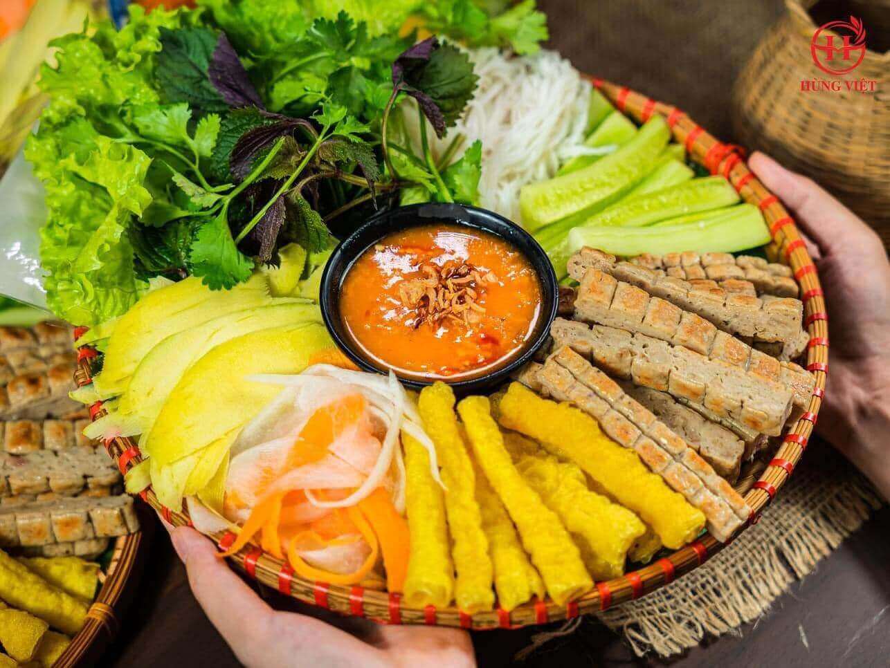 Bún đậu mắm tôm - Món ăn gây tranh cãi,hấp dẫn du khách thưởng thức