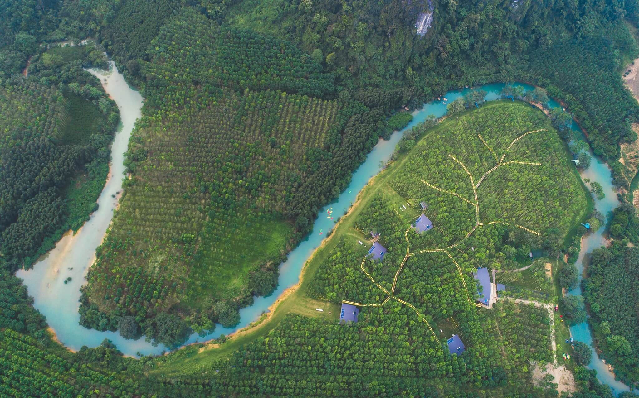 原生林とターコイズブルーの水が流れるブルーストリームに囲まれたブルーダイヤモンドは、雄大でワイルドな自然空間を演出します。