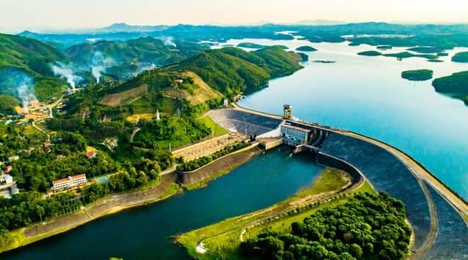 ビンフックのモー滝は、タクモー水力発電プロジェクトクラスターに位置する、面積約 110km2 の重要な人造湖です。