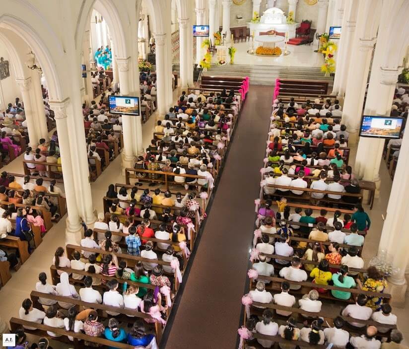 Nếu có dịp về với vùng miền Tây sông nước, bạn đừng bỏ lỡ cơ hội được một lần tham dự Thánh lễ tại nhà thờ và khám phá không gian cổ kính, uy nghiêm của ngôi giáo đường này nhé.