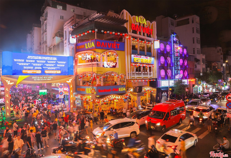 夜は賑やかなブイビエン西通り