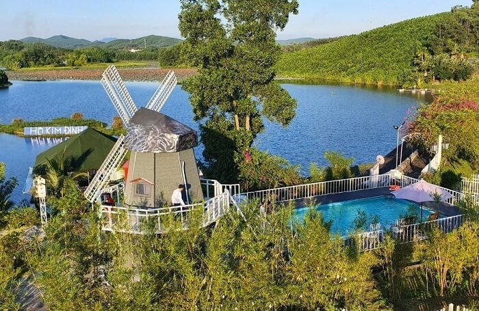 この観光地の敷地内には涼しげな緑の木々がたくさんあります。