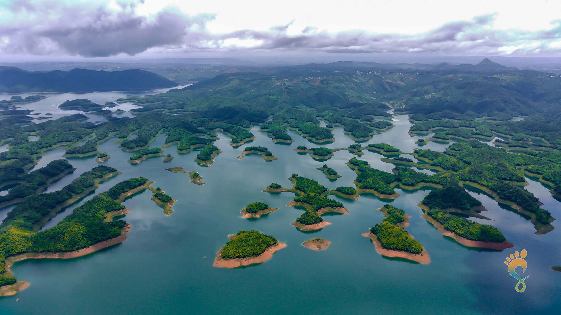 観光客は混雑した光景を避けて春休みに行き、「中央高原のハロン湾」でキャンプをする