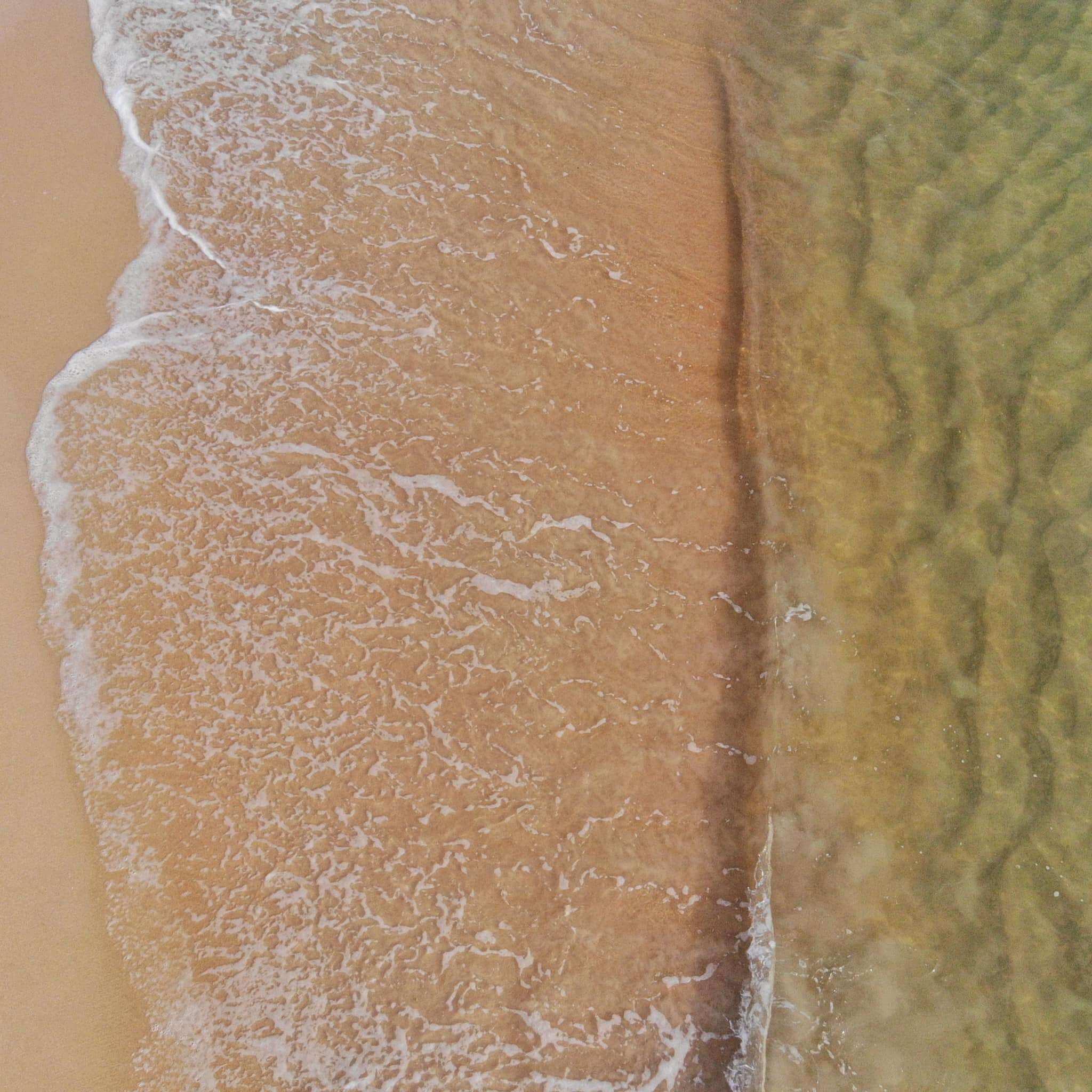 この場所には、美しく平らな砂浜と遠浅で透き通った青い海があります。ここは、人々が夏にキャンプしたりリラックスしたりするのに理想的な場所の 1 つと考えられています。