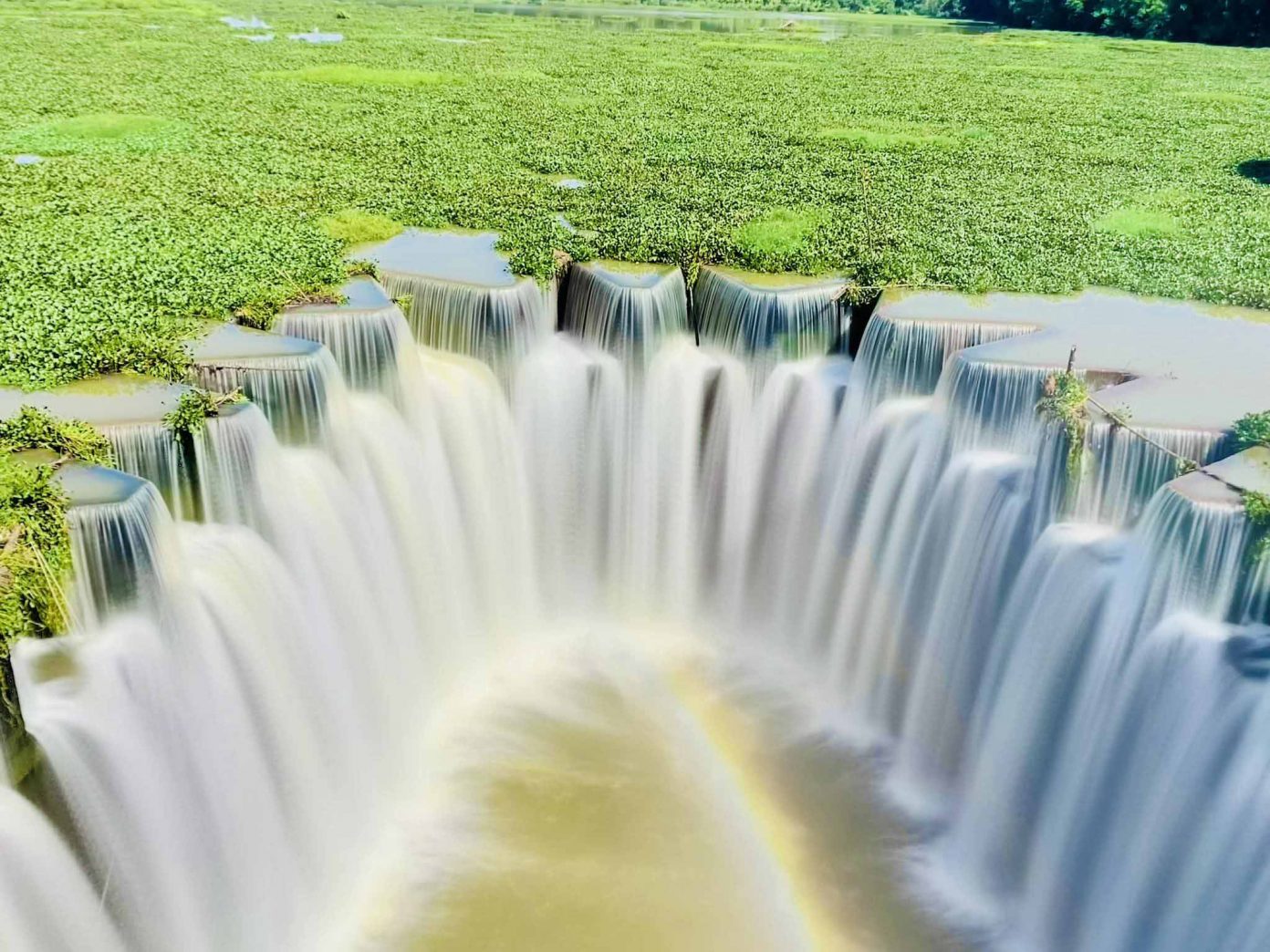 ビンズオン省のフォクホア放水路の印象的な風景