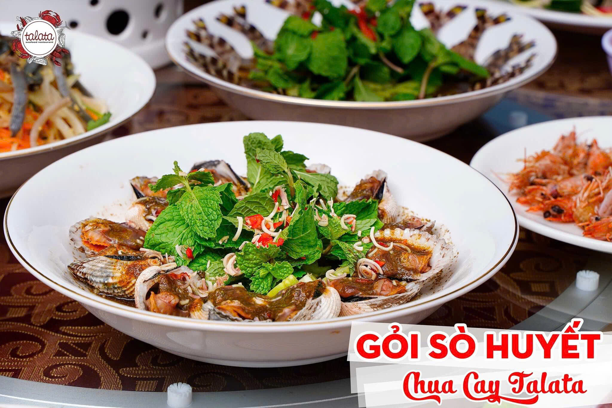 매콤하고 신맛이 나는 꼬막 샐러드.