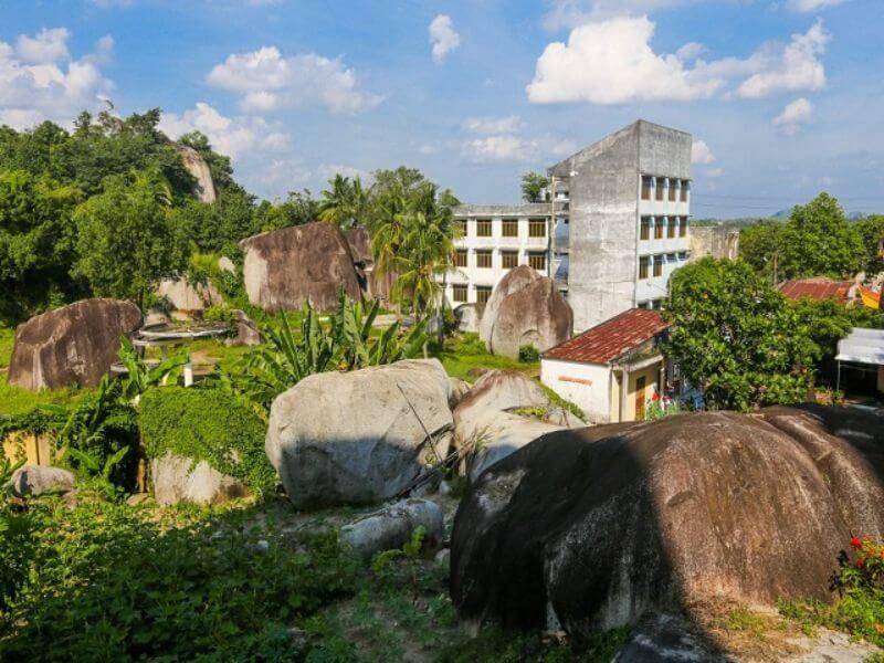 百万年前の岩石の長い列が住宅地の間を「圧迫」しています。