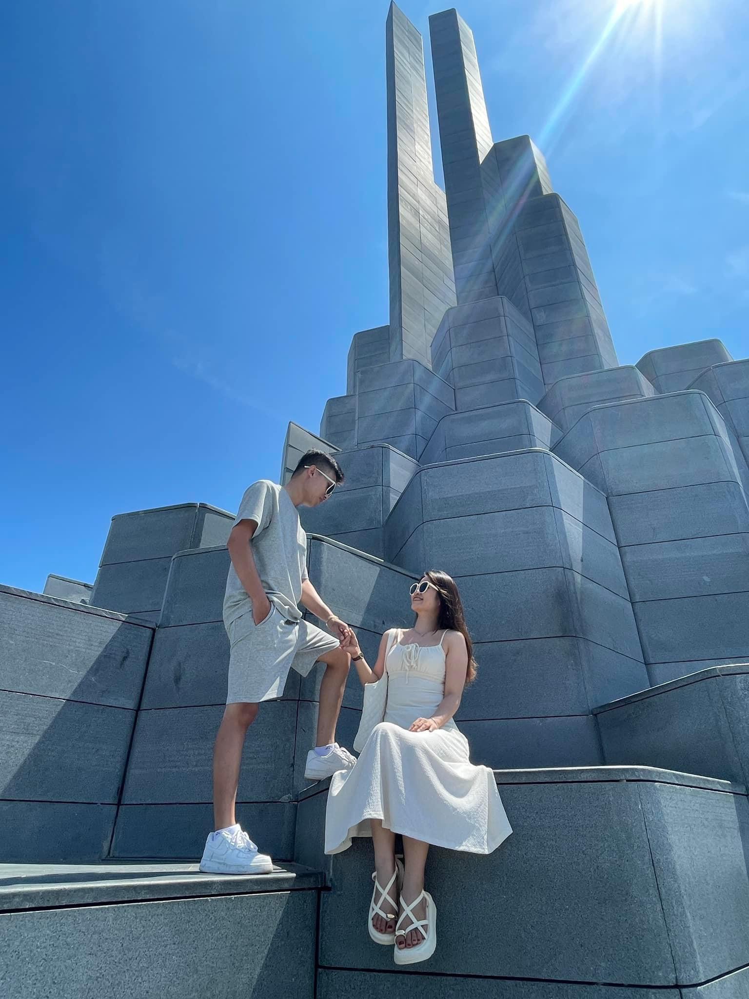 Tháp được tạo nên từ những khối đá có hình trụ xếp chồng lên nhau và được tô điểm thêm rất nhiều hoa văn tinh xảo, độc đáo.