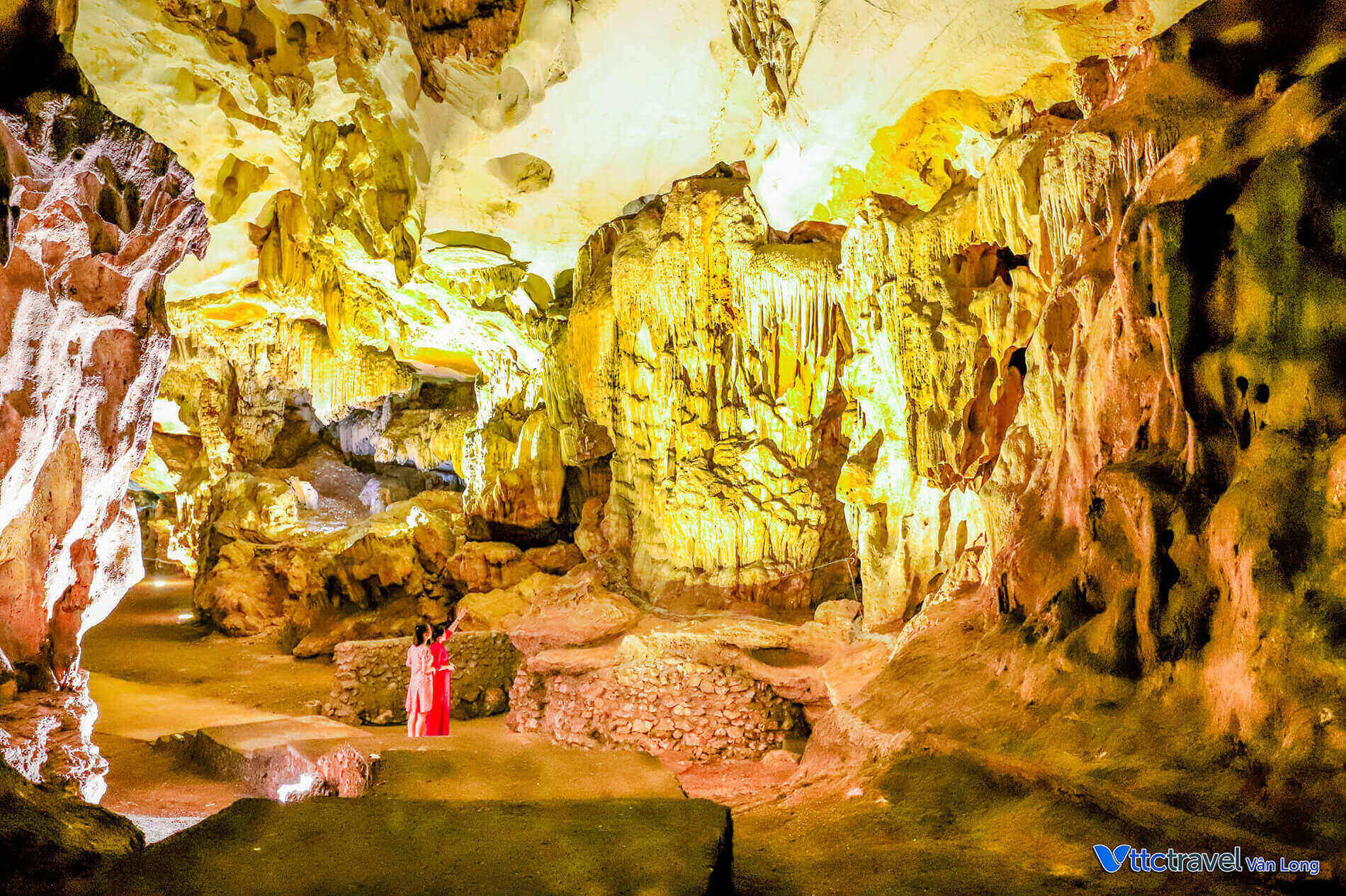 「熱狂的な」結婚式が行われたばかりのクアンニンの宮殿のように美しい洞窟