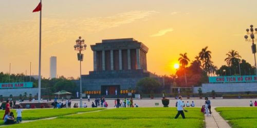 バーディン広場 - 日没時のホーおじさんの霊廟