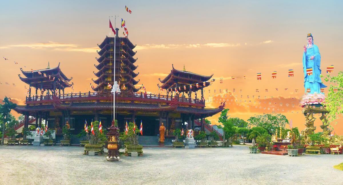 ビンロン玉仏塔には魅力的で非常に美しいコーナーが数多くあり、多くの若者がここに来て快適に事実上生活できる環境を作り出しています。