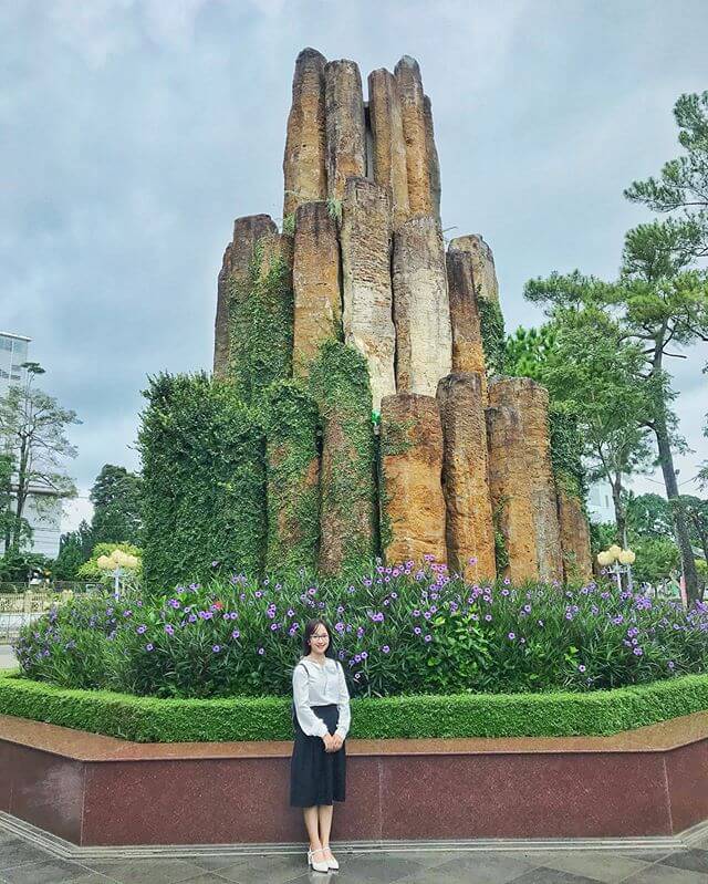 원통형 돌 블록은 54개 민족을 나타냅니다.