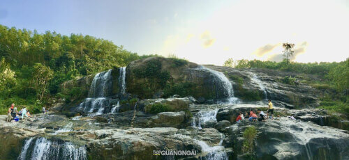 クアンガイの山と森の真ん中にあるサヴァン滝で涼しいお風呂に入りましょう
