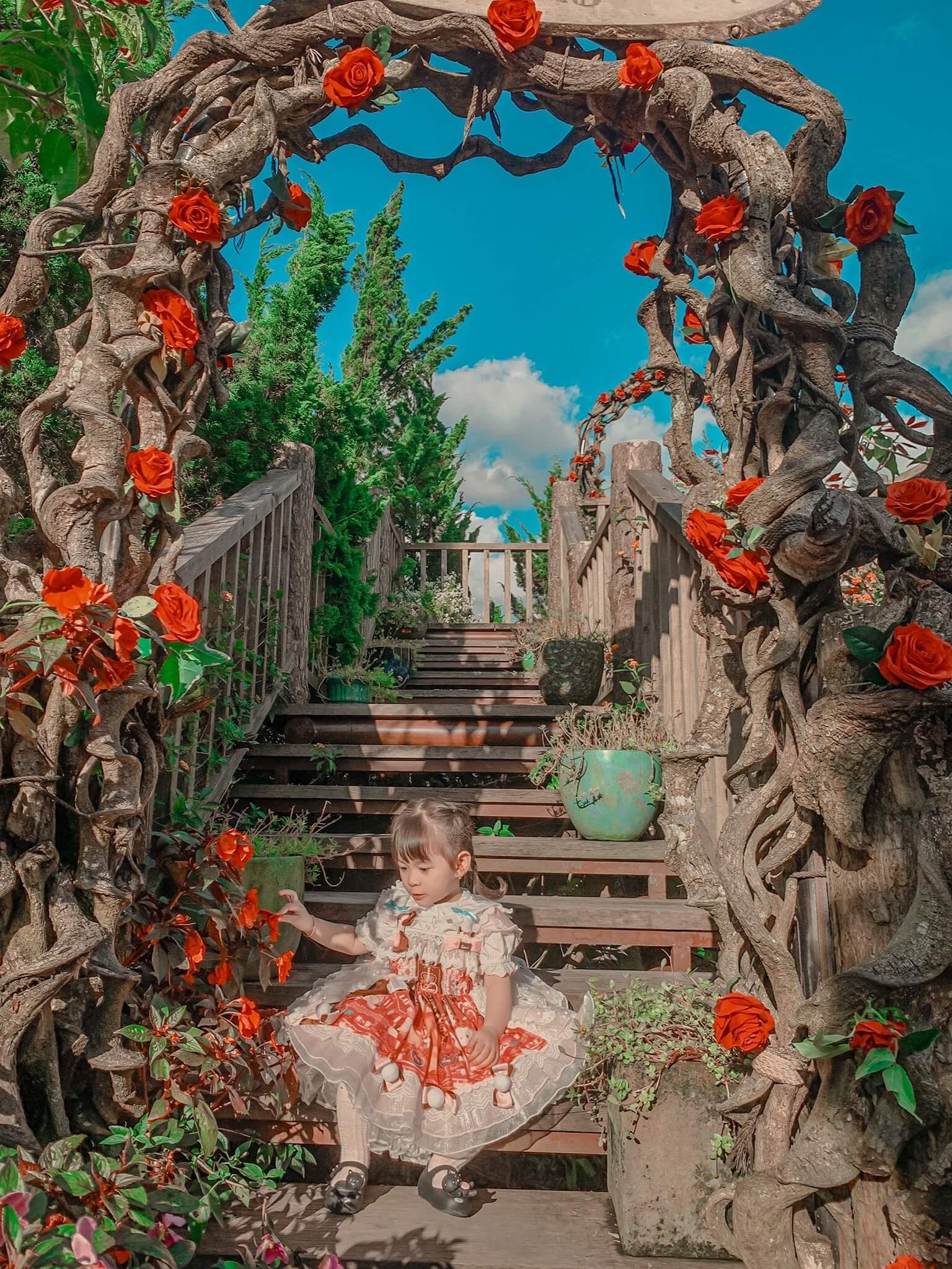 ダラットおとぎ話の世界は、美しい小さな家、小人の世界、古代の木々、または神秘的なトンネルで満たされた空間として設定されています。