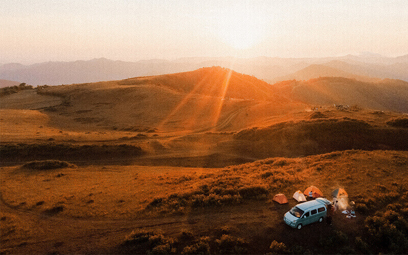 クアンガイの印象的な「雲の上」草原、雲を狩る人々はタ・スアと同じくらい美しい