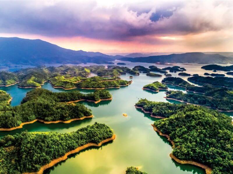 湖に目を向けると、透き通った穏やかな水面の景色が広がります。