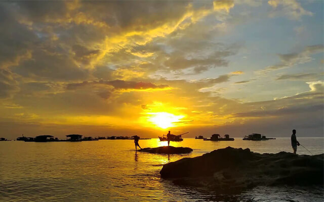 フーコックのガンダウビーチで夕日を眺める