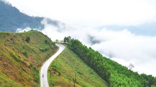 まだ整備されていないため、峠の両側は一方は山、もう一方は奈落となっているが、柵は徹底されていない。しかし、それを克服することができれば、それは素晴らしいことです。
