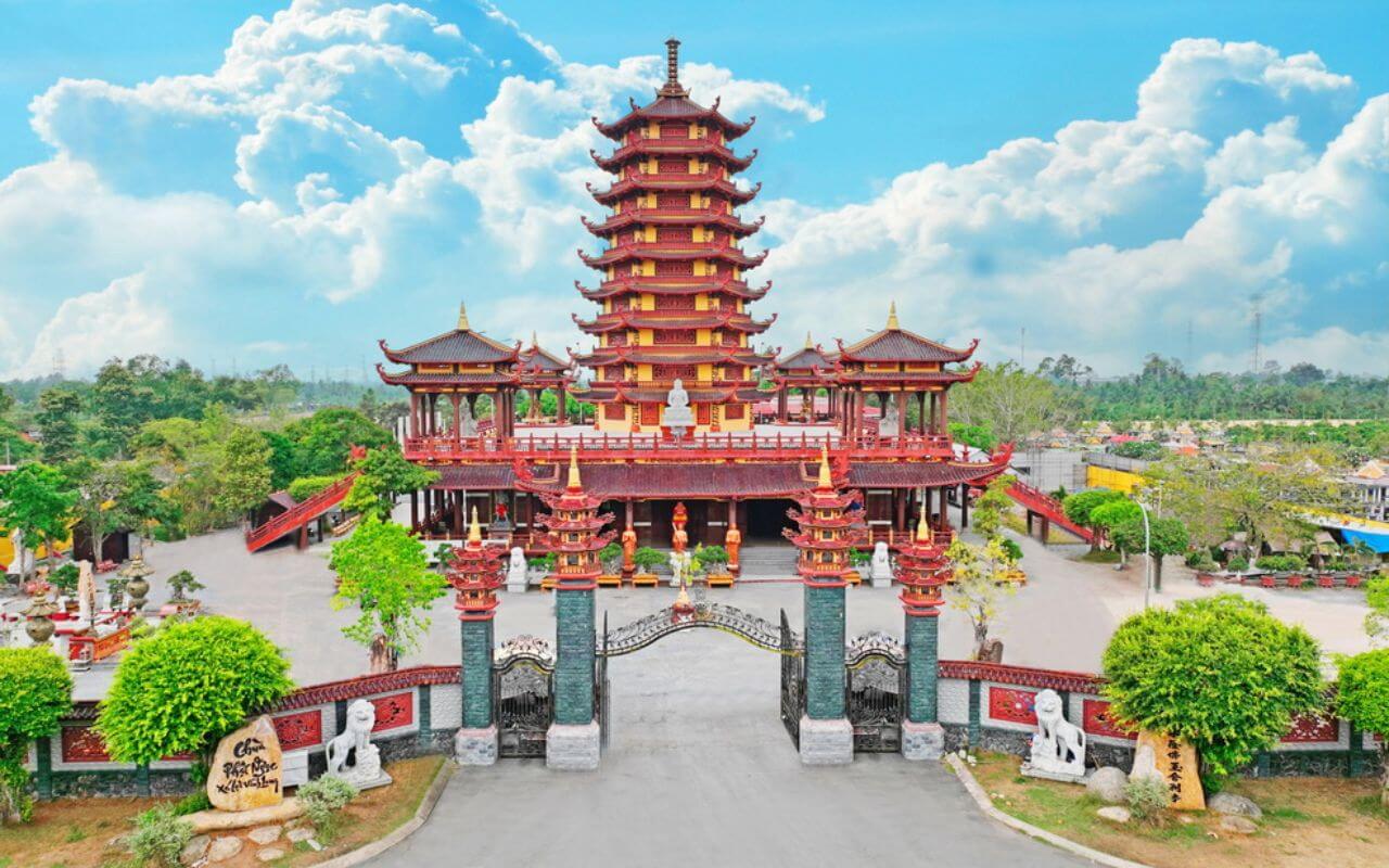 ビンロン玉仏塔は、その建築様式にベトナム人の仏教文化的アイデンティティが染み込んでいるため、ミニチュアの古代都市に例えられます。