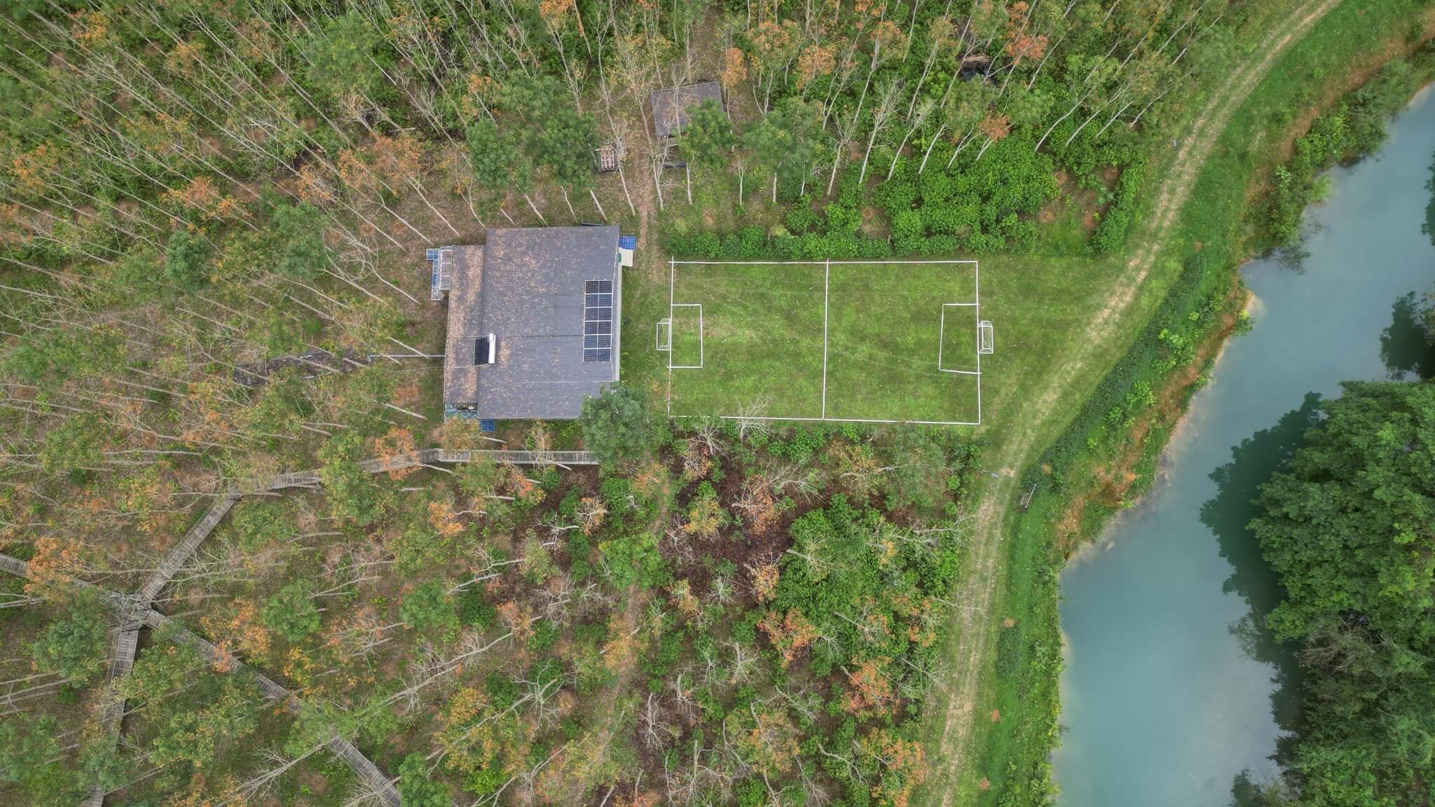 ブルーストリームの目の前には、ジャスミンキャンプ、オーキッドキャンプ、ラベンダーキャンプの3つのキャンプ場があります。