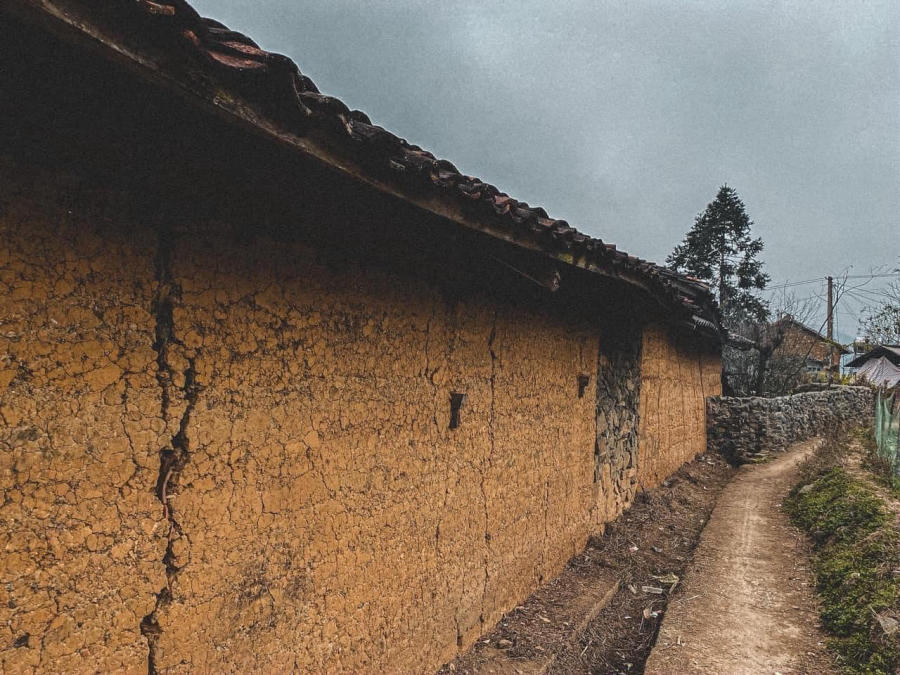 ひび割れた古い壁は、岩だらけの高原にある古代の村の特徴となっています