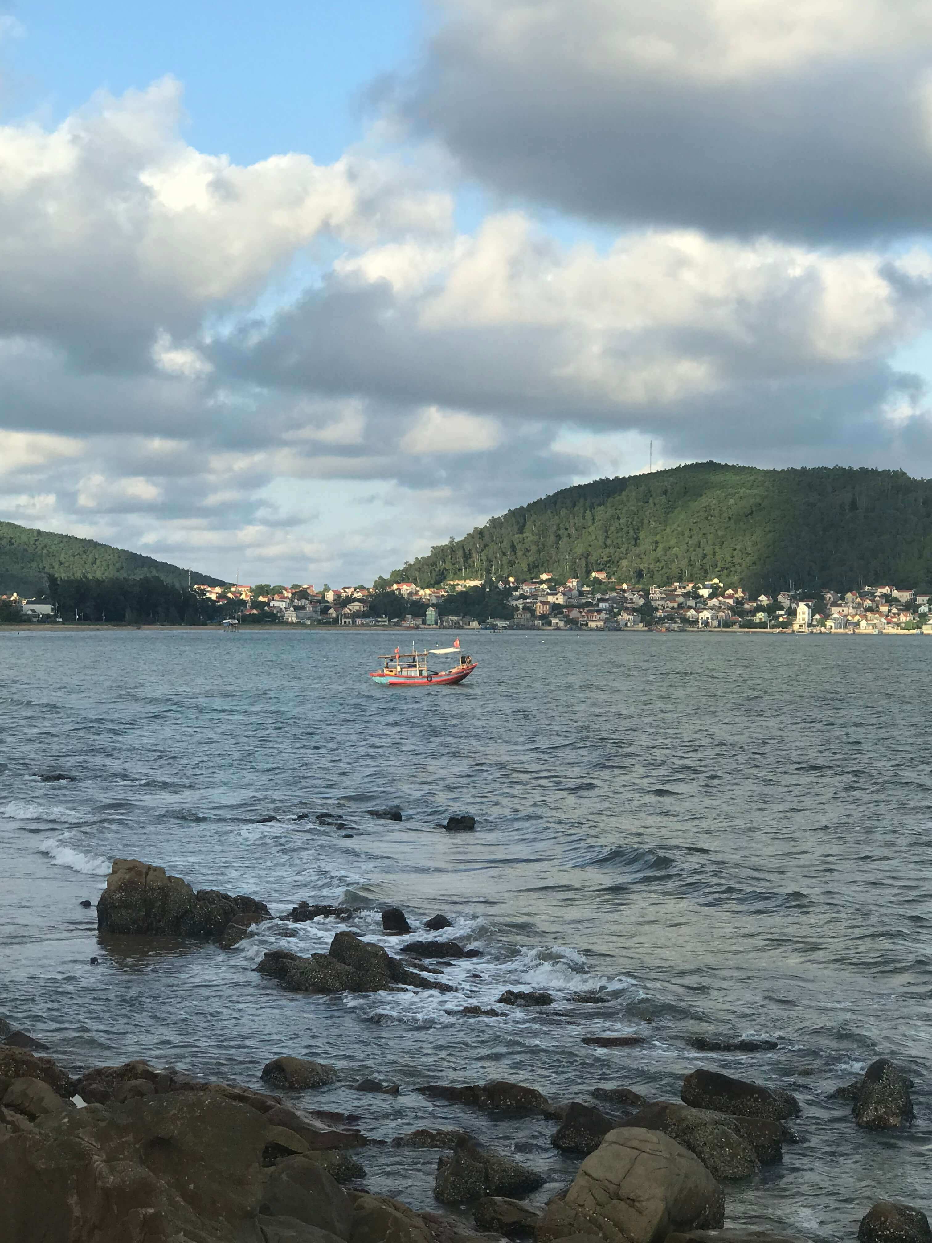 Biển Quỳnh Phương: với khung cảnh đẹp tráng lệ say đắm lòng người