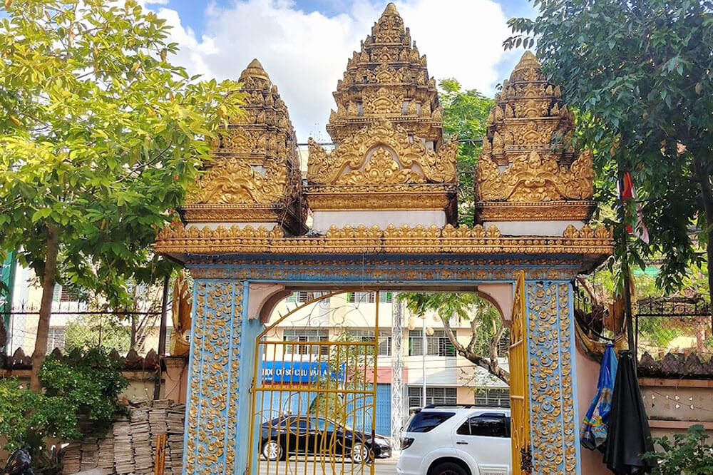 山門はカンボジアのアンコールワットの建築をモデルにしている