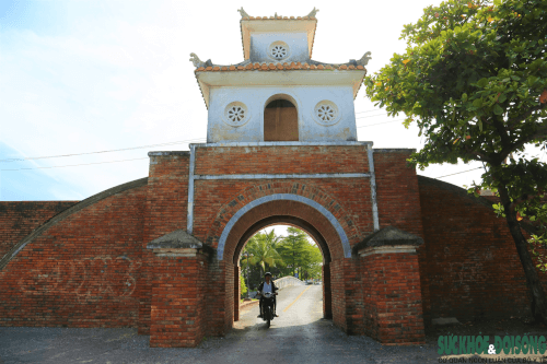 ニャットレー川沿い​​にある 200 年前の城塞を見学