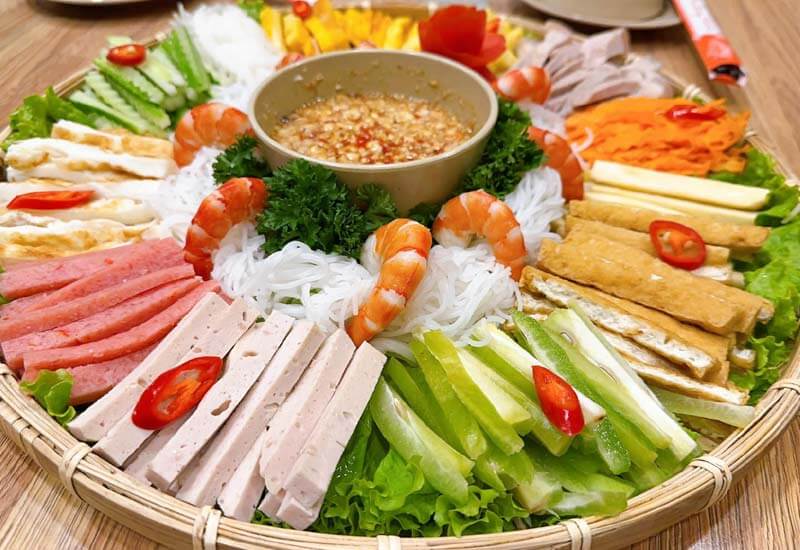 竹の庭で素朴な料理を楽しむ