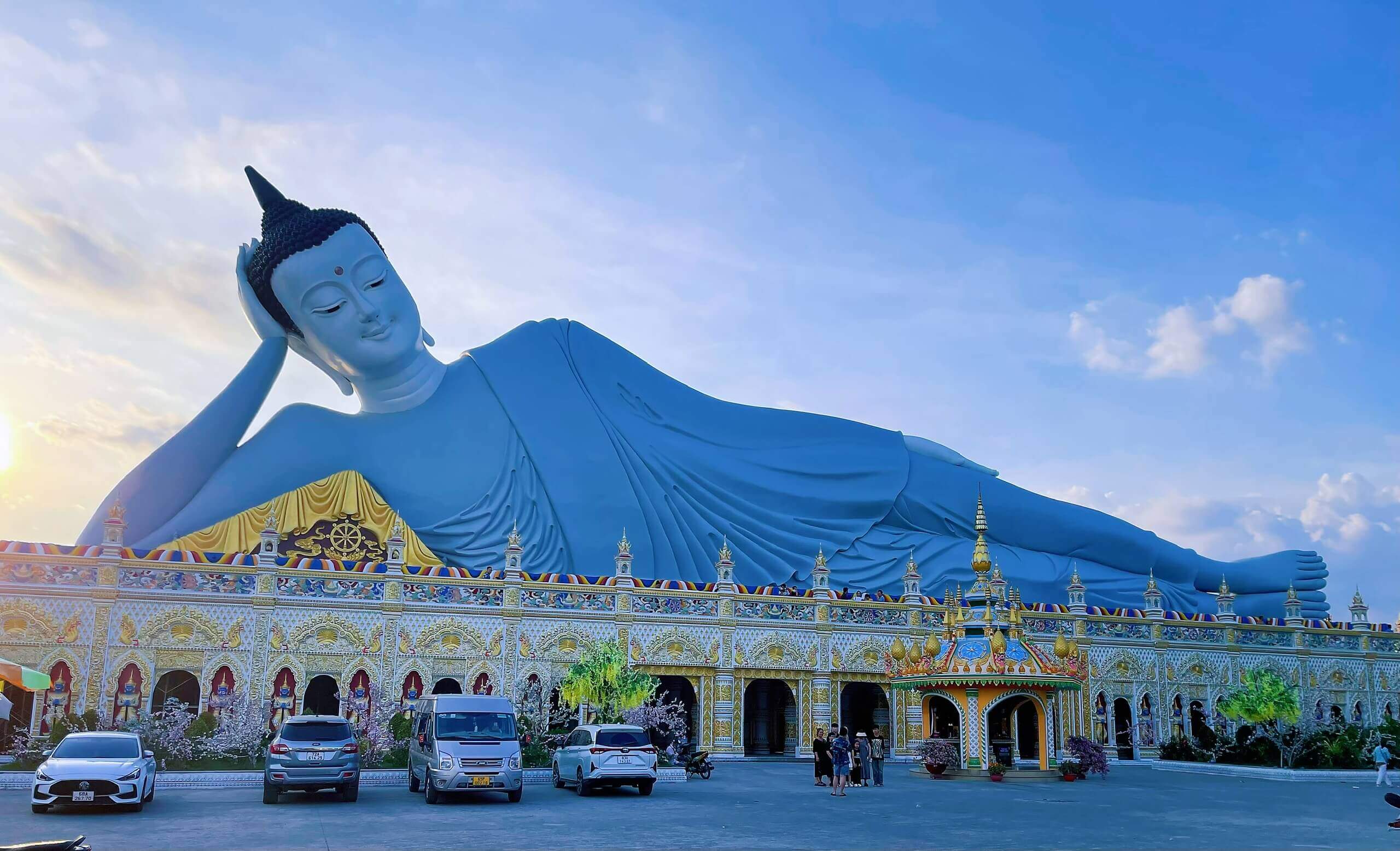 Viếng ngôi chùa tại Sóc Trăng có tượng Phật khổng lồ, huyền ảo
