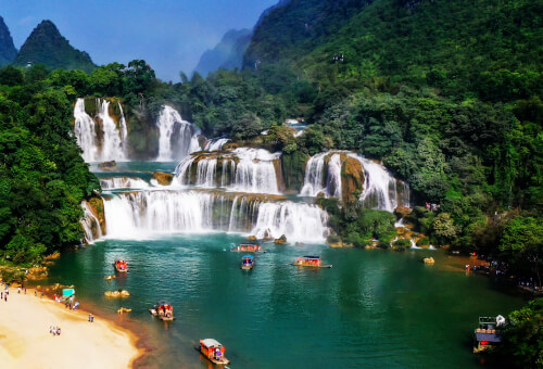 Du khách thăm quan thác Bản Giốc