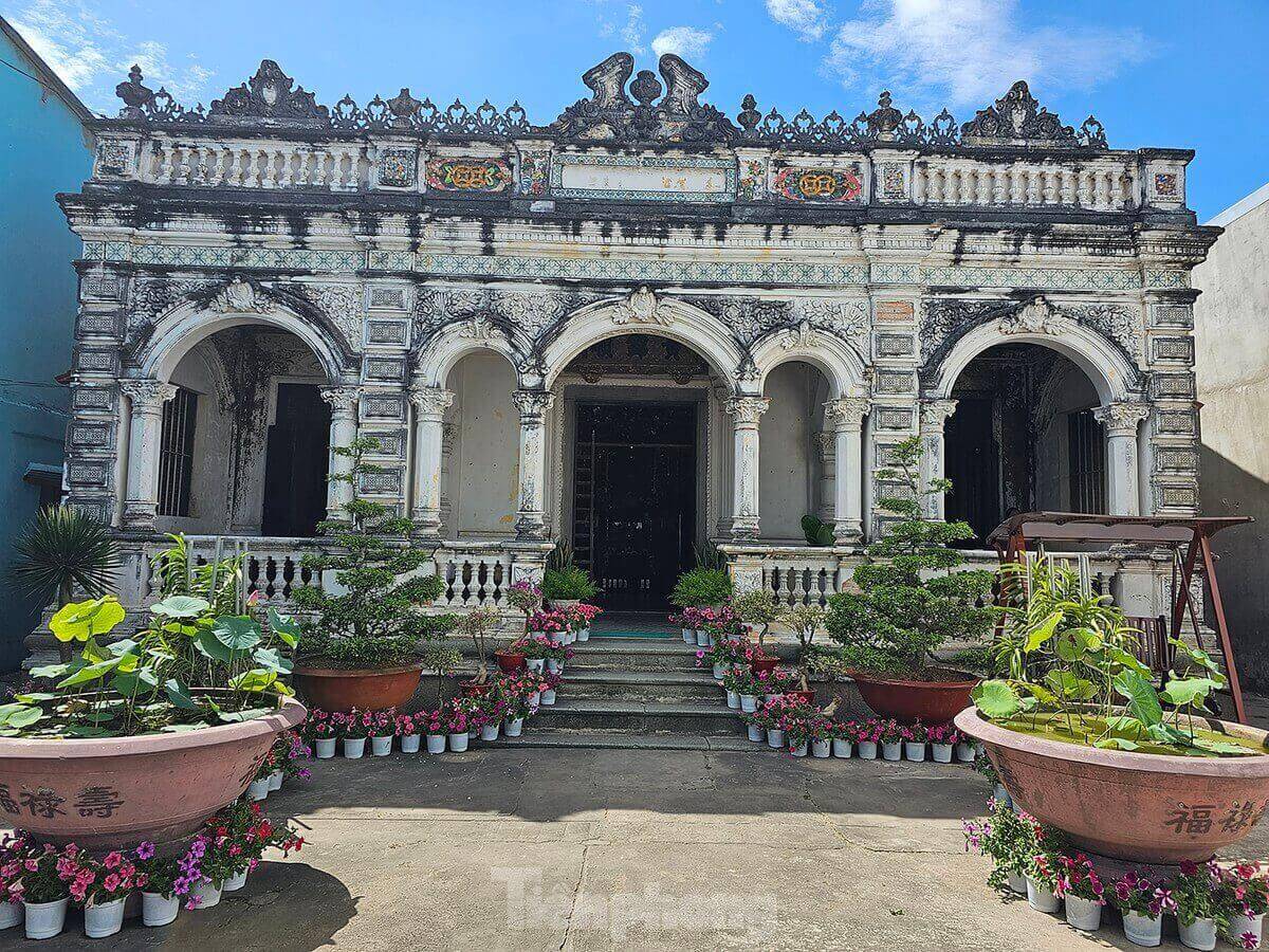 築100年のこの家は、南部の王子とフランスの女性作家の愛の物語に関連しています